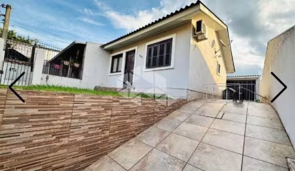 Casa térrea, 2 dormitórios, banheiro completo, sala e cozinha integradas, jardim, edícula, 2 vagas de estacionamento. Localizado no bairro São José.