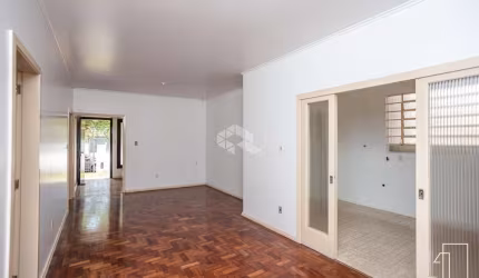 Casa de 3 dormitórios, sendo 1 suíte, churrasqueira e área de serviço. Terreno 14x22 e 155m² privativos. A venda no Centro de Canoas