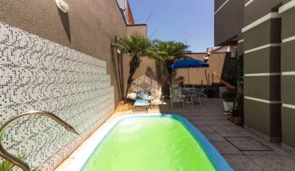 Casa sobrado 4 quartos, 1 suíte, 2 banheiros, sala de estar, sala de jantar, lavabo,pátio com piscina. A venda no Bairro Moinhos de Vento- Canoas