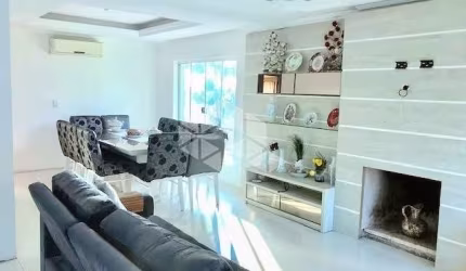 casa com 5 quartos sendo os 4 suítes, closet, 2 hidro, pátio com piscina, área goumet com churrasqueira. À venda no bairro São José/Canoas. Financia