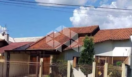 Casa no bairro Estância Velha com 3 dormitórios, 2 banheiros, 2 vagas.