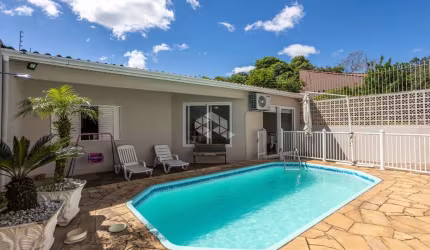 Casa térrea à venda no bairro Estância Velha com 3 dormitórios, suíte, piscina e edícula - Aceita FGTS e financiamento