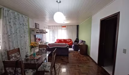 terreno 11x55  2 casas 2 dormitórios e sala de estar e jantar integradas e vaga para 6 carros cobertos no total. Não aceita financiamento
