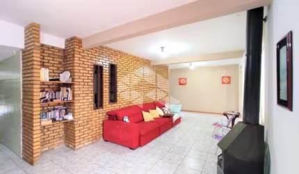 Casa de 3 dormitórios sendo 1 suíte, banheiro, ampla sala de estar com lareira, 3 vagas cobertas, a venda no bairro Nossa Ssenhora das Graças