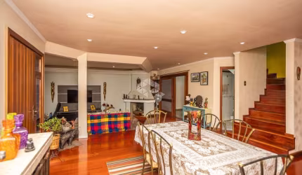Sobrado 256 m²,  4 dormitórios sendo 1 suíte, pátio com piscina. À venda no bairro Nossa Senhora das Graças/Canoas. Aceita dação e financiamento FGTS