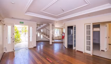 Casa 5 dormitórios, 1 suíte com closet, 3 banheiros com acessibilidade e elevador. Pátio com piscina. À venda Bairro Marechal Rondon/Canoas. Financia
