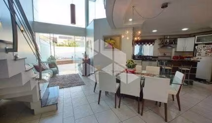 Casa  de 4 dormitórios, 4 suítes sendo 1 master, cozinha planejada, espaço goumet com piscina. À venda no bairrro Moinhos de Vento/Canoa