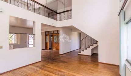 Casa de 6 dormitórios, 2 suítes, closet, hidro, sacada, espaço gourmet com churrasqueira. À venda no bairro Marechal Rondon, aceita financiamento FGTS