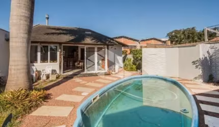 Casa/Sobrado com 4 dormitórios sendo 2 suítes, hidro closet e sacada, pátio, piscina, lareira, 4 vagas. Aceita Financiamento e FGTS. A venda no bairro