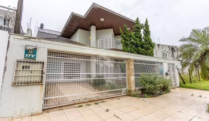 Casa de 3 dormitórios sendo uma suíte,com churrasqueira, lareira, piscina, à venda no bairro Moinhos de Vento em Canoas RS. Aceita financiamento FGTS