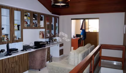 Casa 5 dormitórios, sendo 2 suites, sala de estar e jantar, cozinha, salão de festas, lavanderia, 4 vagas, no Bairro Estancia Velha em Canoas.