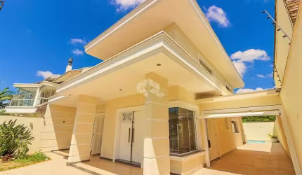 SOBRADO COM 3 SUÍTES, PÁTIO E PISCINA NO CENTRO DE CANOAS!  Aceita financiamento