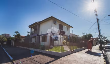 Casa  de esquina de 3 dormitórios sendo uma suíte  master, churrasqueira, lavanderia,  4 vagas . Aceita FGTS e financiamento.ira