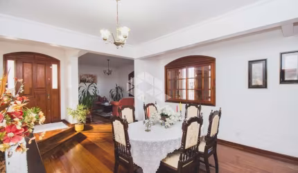 Casa  de esquina de 3 dormitórios sendo uma suíte  master, churrasqueira, lavanderia,  4 vagas . Aceita FGTS e financiamento.ira