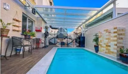 Casa em condomínio semimobiliada e decorada, 4 dormitórios sendo 2 suítes, sótão, piscina e 3 vagas cobertas.