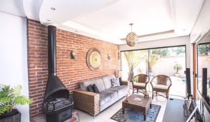 Casa com 4 dormitórios, 2 suítes, churrasqueira, piscina, próxima ao Parkshopping Canoas, no bairro Bela Vista, em Canoas. Aceita Financiamento