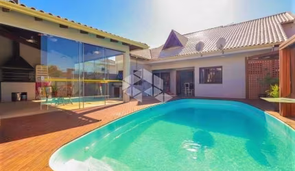 Casa 4 dormitórios, 3 suítes, 4 vagas, piscina e amplo pátio