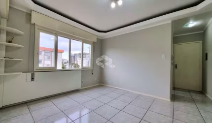 Apartamento com 02 dormitórios, banheiro social, living para 02 ambientes, cozinha, área de serviço, banheiro auxiliar e garagem coberta