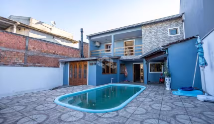 Casa Sobrado 3 dormitórios, cozinha planejada, área gourmet com churrasqueira, fogão a lenha, lavanderia e pátio com piscina. A venda no Bairro Igara-