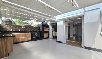 Casa em condomínio  dormitórios, 1 suíte e sótão, semimobiliado, pátio lateral. À venda no bairro Moinhos de Vento em Canoas/RS . Financia  FGTS.