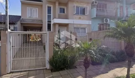 Sobrado 3 dormitórios/quartos sendo 1 suíte com 2 vagas de garagem no bairro Moinhos  - Canoas