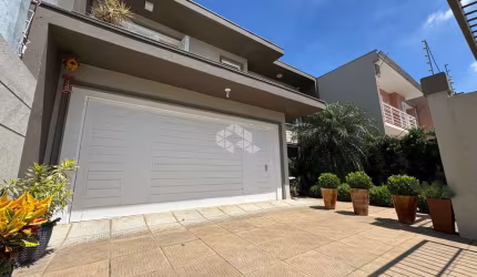 Casa Sobrado mobiliado 3 dormitórios sendo 1 suite, 3 banheiros, 3 vagas de garagem, no bairro Mont' Serrat em Canoas. Aceita Financiamento Bancário