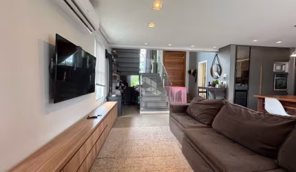 Casa com 3 dormitórios, sendo uma suíte, 2 banheiros, Living estendido, pátio com piscina, no Bairro Estância Velha, em Canoas. Aceita financiamento.