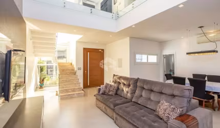 Casa/Sobrado 3 dormitórios, 1 suíte, com 200m2, piscina, área gourmet, no Mont Serrat em Canoas. Aceita FGTS e pode ser financiado