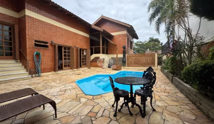 À venda,  364m2 de área, 3 dormitórios, 6 banheiros, escritório, área gourmet, dependencia de empregada, piscina, garagem 2 veículos lado a lado.