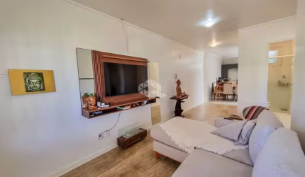 Casa em condomínio com 63 m², 2 dormitórios, living com 3 ambientes (cozinha, sala de jantar e sala de estar), pátio e área de serviço. Possui 2 vagas