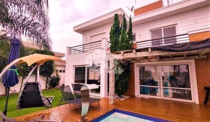 Casa em condomínio 5 dormitórios, sendo 4 suítes, pátio com piscina e  5 vagas