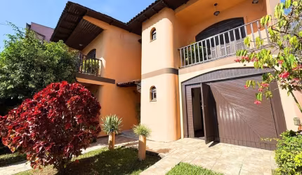 Casa com 2 dormitórios, sendo duas suítes, vaga coberta para 3 veiculos, terreno com 1.550m², no bairro Centro, na Cidade de Canoas.