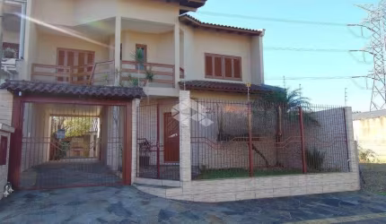 Casa sobrado com 168 m² em Canoas de 3 dormitório sendo 2 suíte, sala de estar,  cozinha, 1 banheiro na parte inferior, com  pátio e quiosque