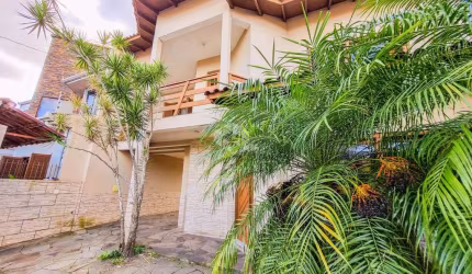 Casa sobrado com 168 m² em Canoas de 3 dormitório sendo 2 suíte, sala de estar,  cozinha, 1 banheiro na parte inferior, com  pátio e quiosque