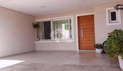 Casa c/ 3 Domitórios sendo 1 suíte master, semi-mobiliado, patio, churrasqueira e 2 vagas de gsragem. No Mont Serrat ? aceita financiamento e FGTS.