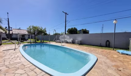 Casa em condomínio fechado, infraestrutura completa, bairro São Luiz, Canoas. 2 dormitórios, semimobiliada, pátio com churrasqueira, 2 vagas cobertas