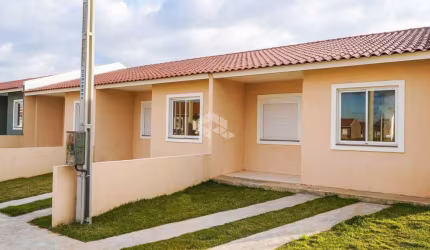 Casa de 2 dormitórios com pátio e 100% financiada!!