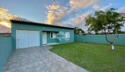 Casa com 2 dormitórios, pátio grande, no Jardim Beira Mar