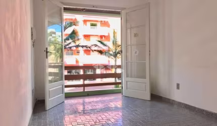 Apartamento de 2 dormitórios, vaga de garagem, centro.