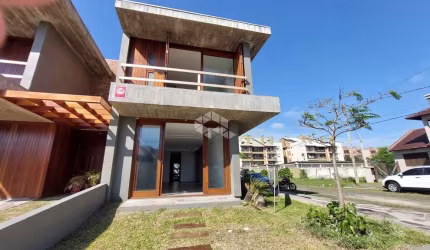 Sobrado de Alto Padrão em Capão Novo - A 50m da Praia!