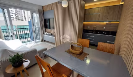 Apartamento mobiliado com 2 dormitórios, vista para o pôr do sol e vaga coberta, conforto e elegância no litoral