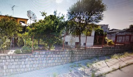 Terreno de esquina com nível topográfico acima