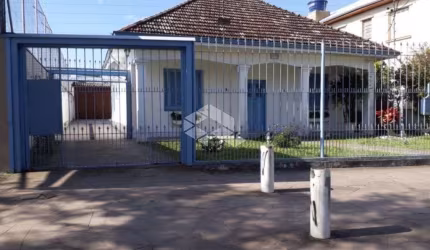 Casa Residencial dois dormitórios, garagem para doze carros, Galpão Criolo