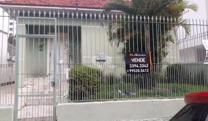Casa Térrea 3 dormitórios, duas suítes, banho social, vaga para quatro carros, reformada