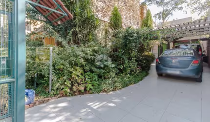 Sobrado residencial ou comercial em Petrópolis.