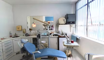 SALA COMERCIAL NO CENTRO DE PORTO ALEGRE. 26m², ANDAR ALTO, LAVABO, PORTARIA E 3 ELEVADORES