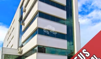SALA COMERCIAL COM VAGA DE GARAGEM, EM PRÉDIO ALTO PADRÃO, PORTARIA 12H, NO MENINO DEUS