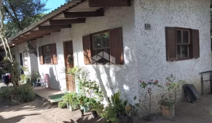 DUAS CASAS EM TERRENO COM 600M2 PRÓX. Á PRAIA DE LAMI em Porto Alegre/RS