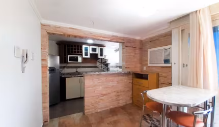 APARTAMENTO REFORMADO E SEMI-MOBILIADO À VENDA NO CENTRO, COM 1 DORMITÓRIO