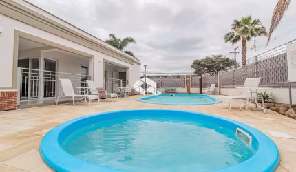 Casa com 2 dormitórios e 2 vagas no bairro Hípica